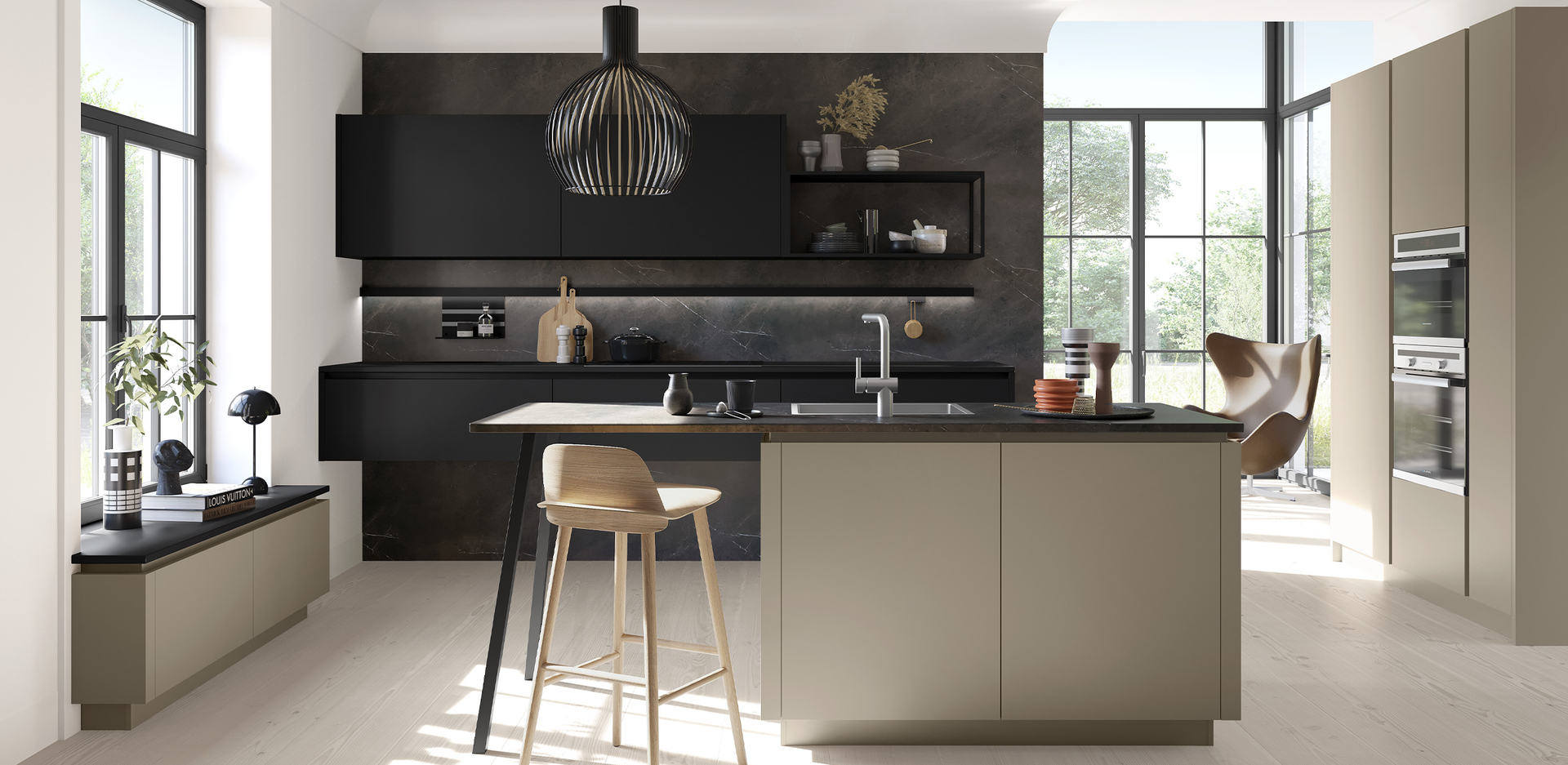 Küche Altbauwohnung im Industrial Style mit dunklen Fronten und hohen Sprossenfenstern