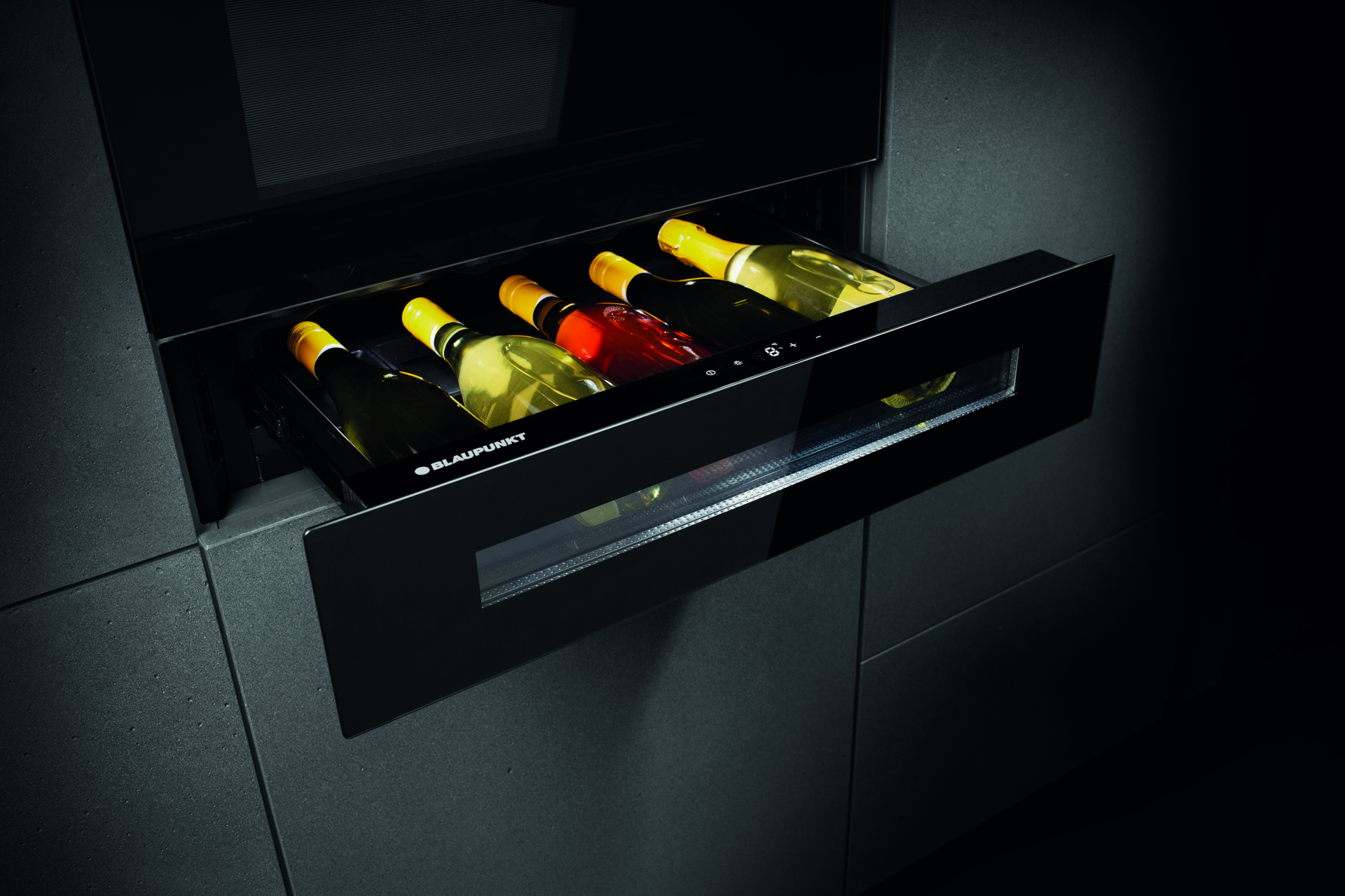 Compartimento de la nevera para vinos abierto