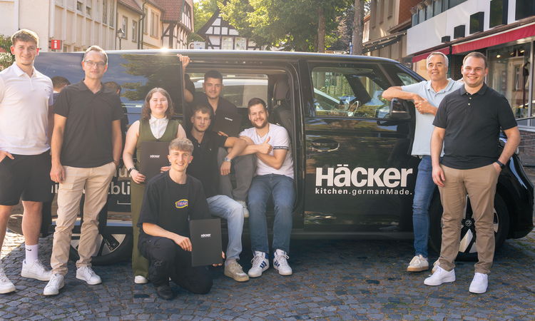 Häcker Absolvent:innen und Ausbilder