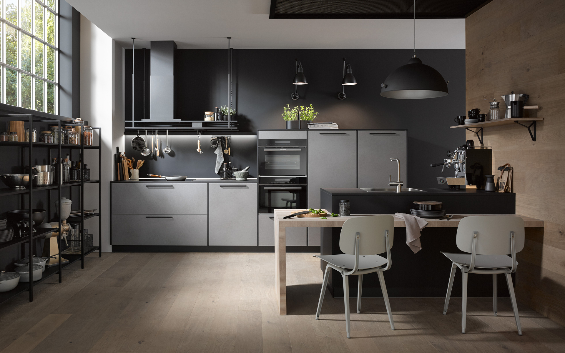 Küche im Retro Style mit offenen Metallregalen, Pendelleuchten und Siebträgermaschine