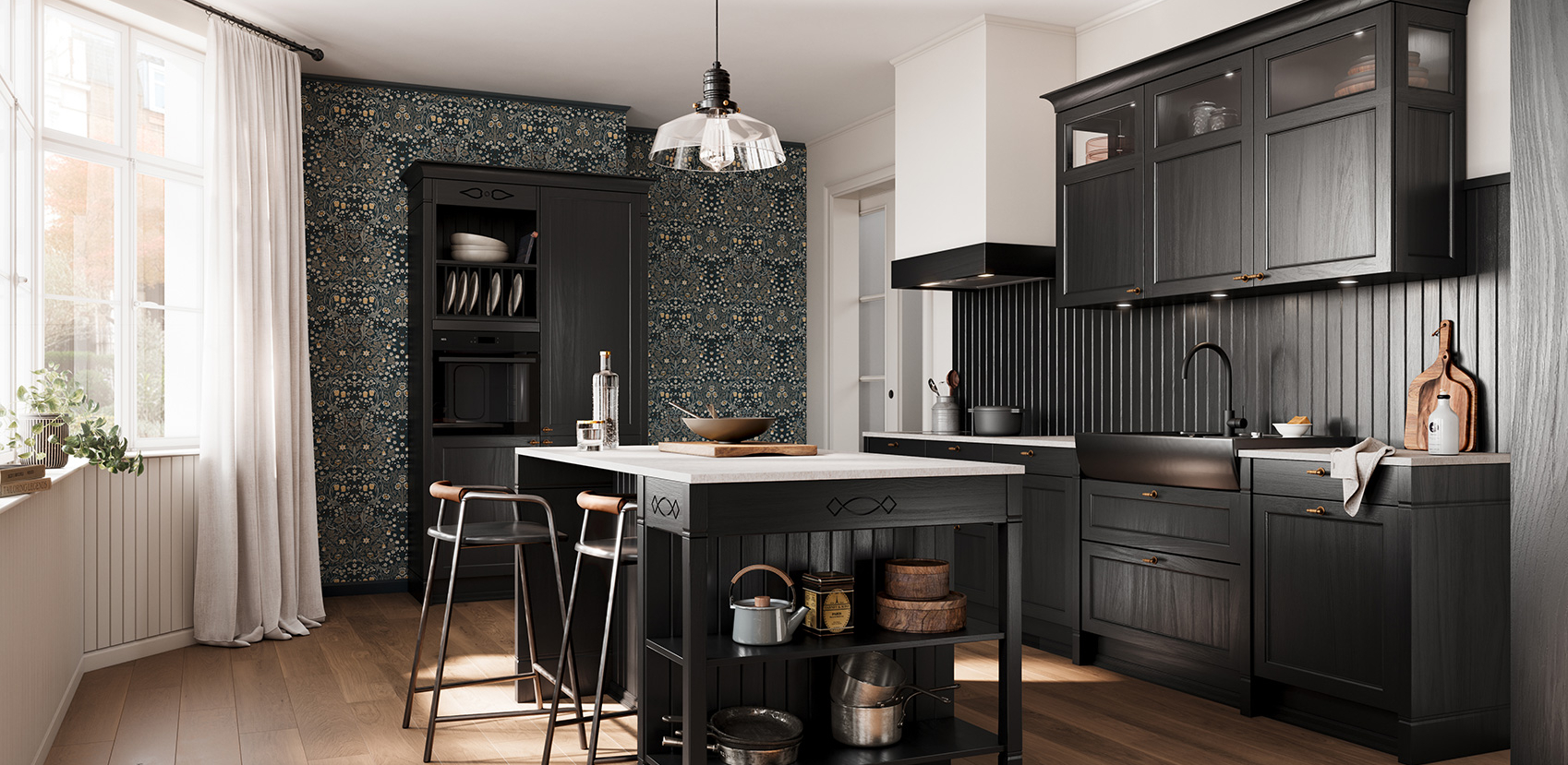 Schwarze Landhausküche BRISTOL mit Insel, offenen Regalen und Buffetschrank, helle Arbeitsplatte und Holzboden