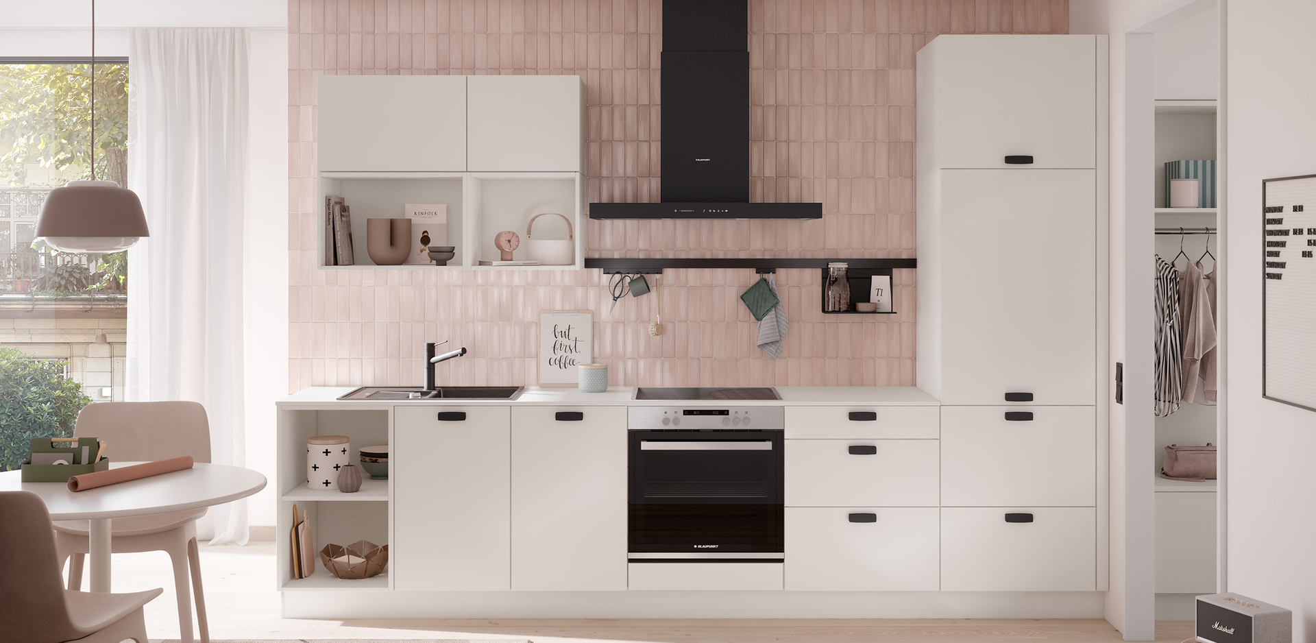 Kleine Küche in der Altbauwohnung mit französischem Balkon und hellem Fliesenspiegel