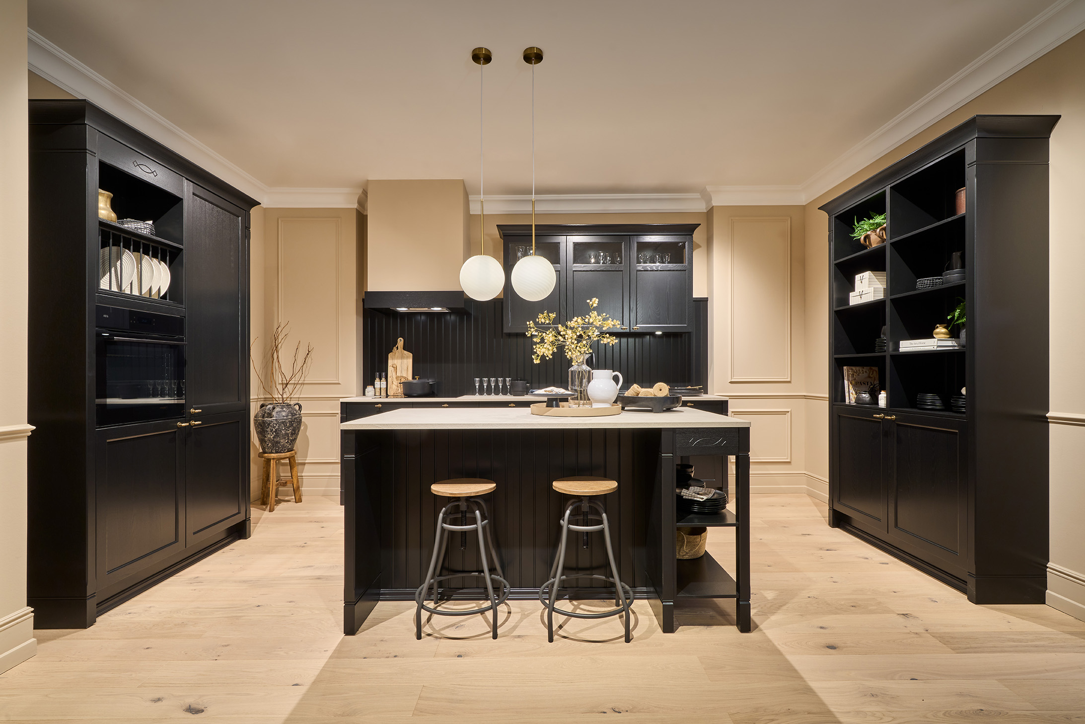 Overall view of a black country-style kitchen by Häcker