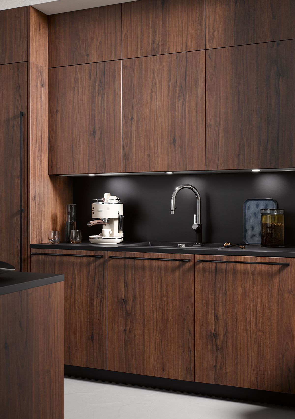 Detailed view of the solid kitchen unit with ultra matte Laser Soft Black splashback.