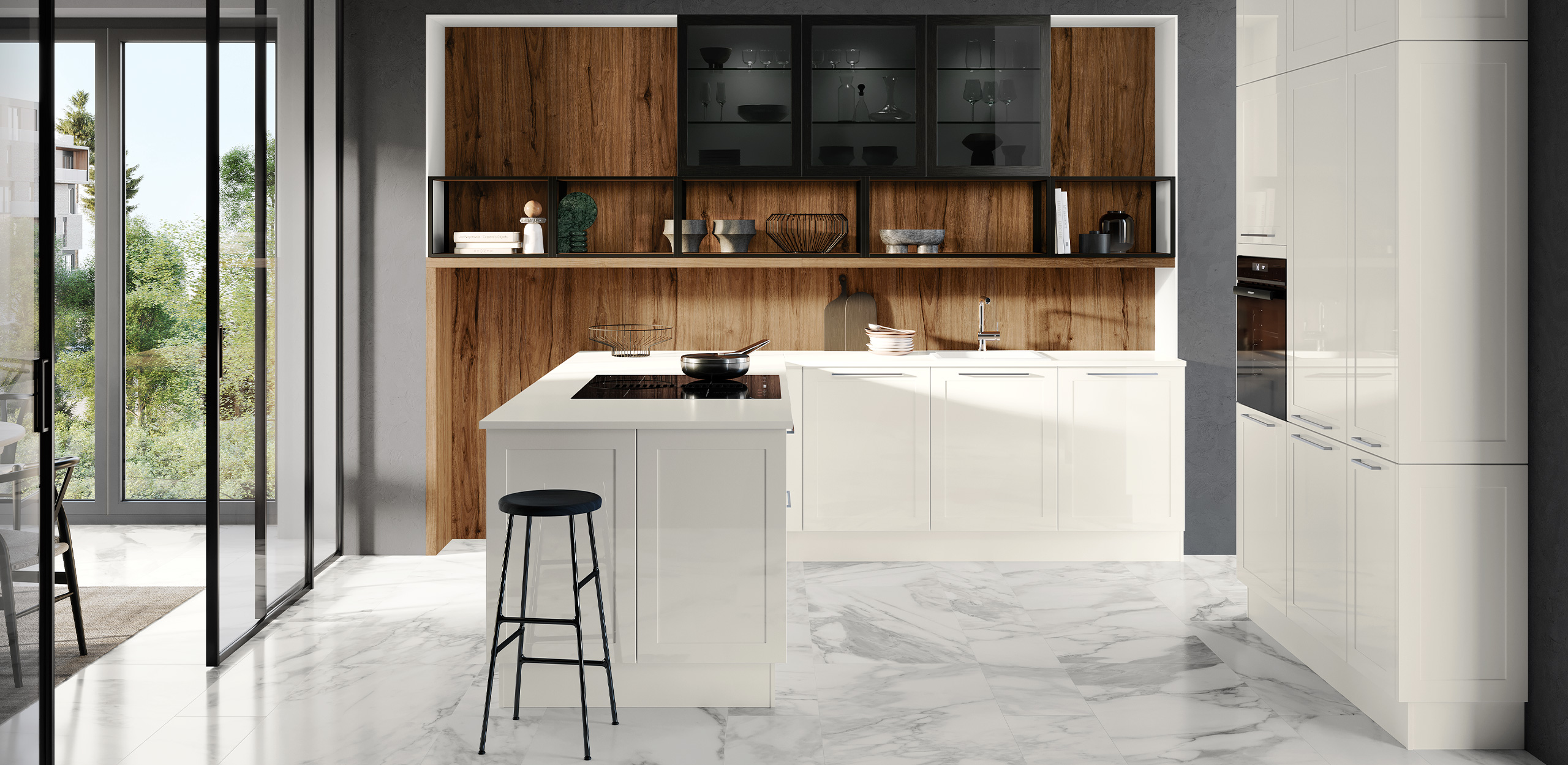 Ansicht der Küche in GRANADA Weiß mit hochglänzenden Rahmenfronten, einer Rückwand in Nussbaumoptik mit schwarzen Regalelementen sowie einer deckenhohen Hochwand