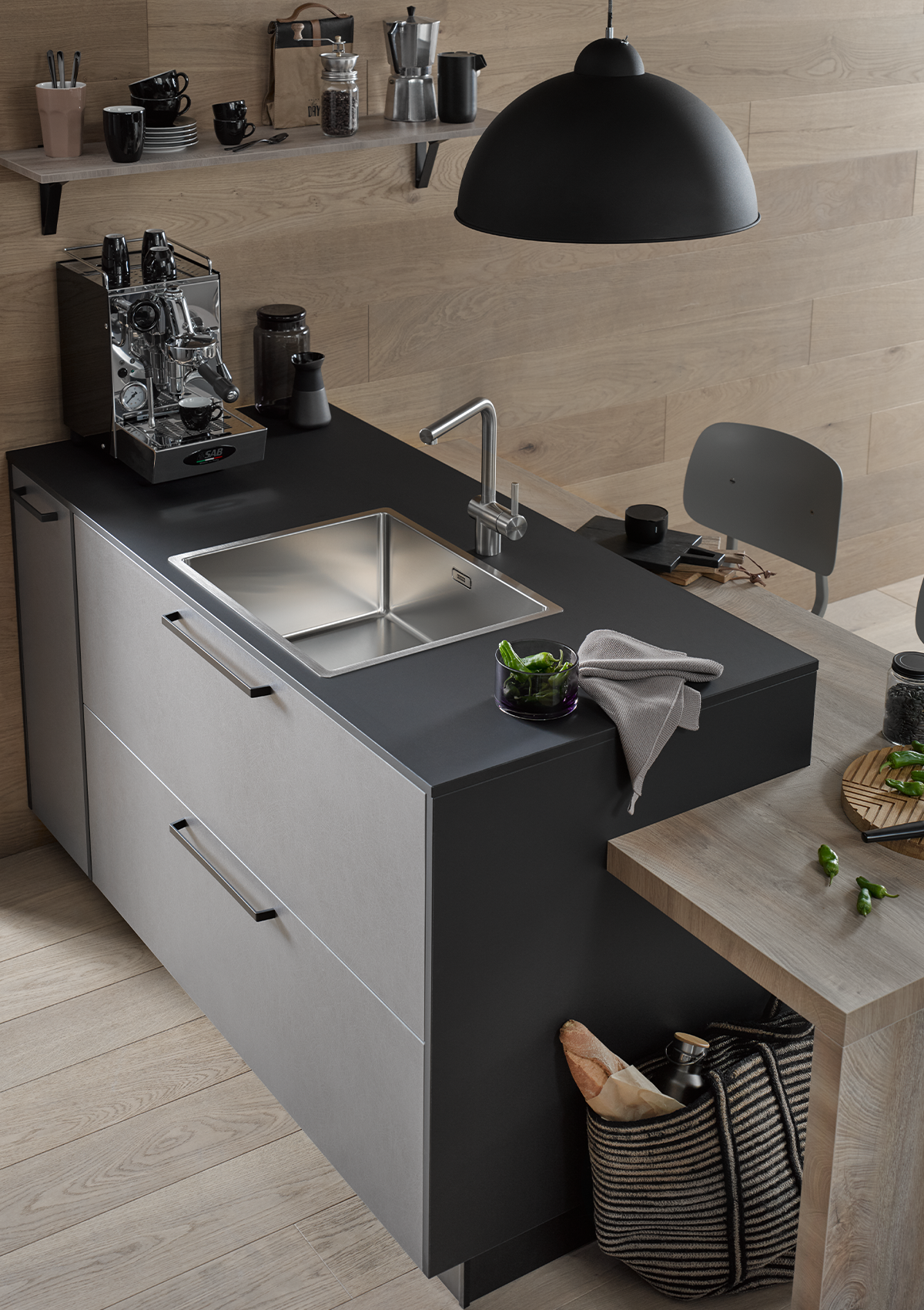 Isla de cocina con fregadero de acero inoxidable y mesa adosada con panel lateral con efecto roble macizo