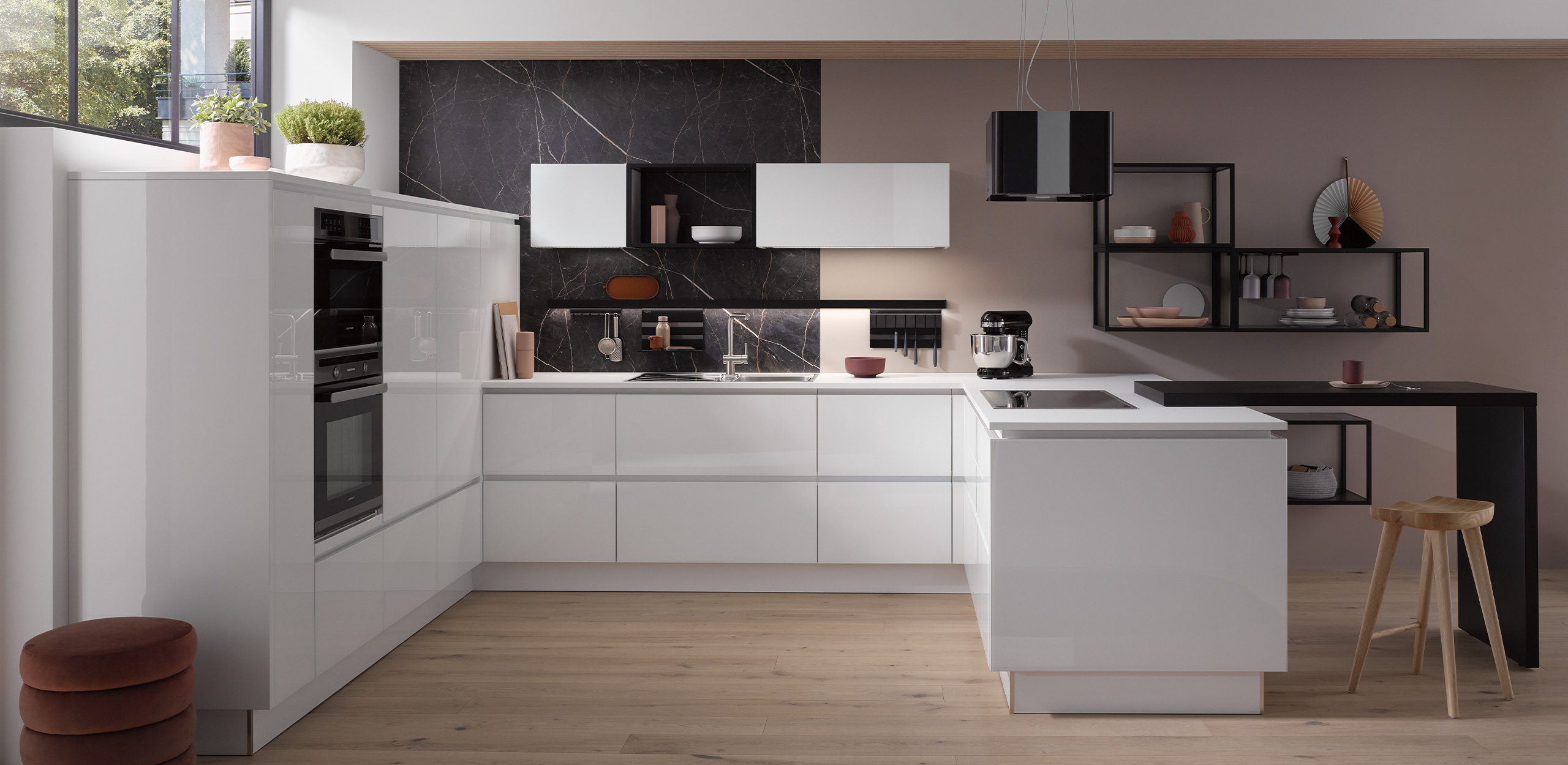 Gesamtansicht der Küche MURANO BRILLANT-GL Kristallweiß mit Hochschränken, Küchenzeile, Oberschränken und Metall-Regalsystem one mit Marmor anthrazit