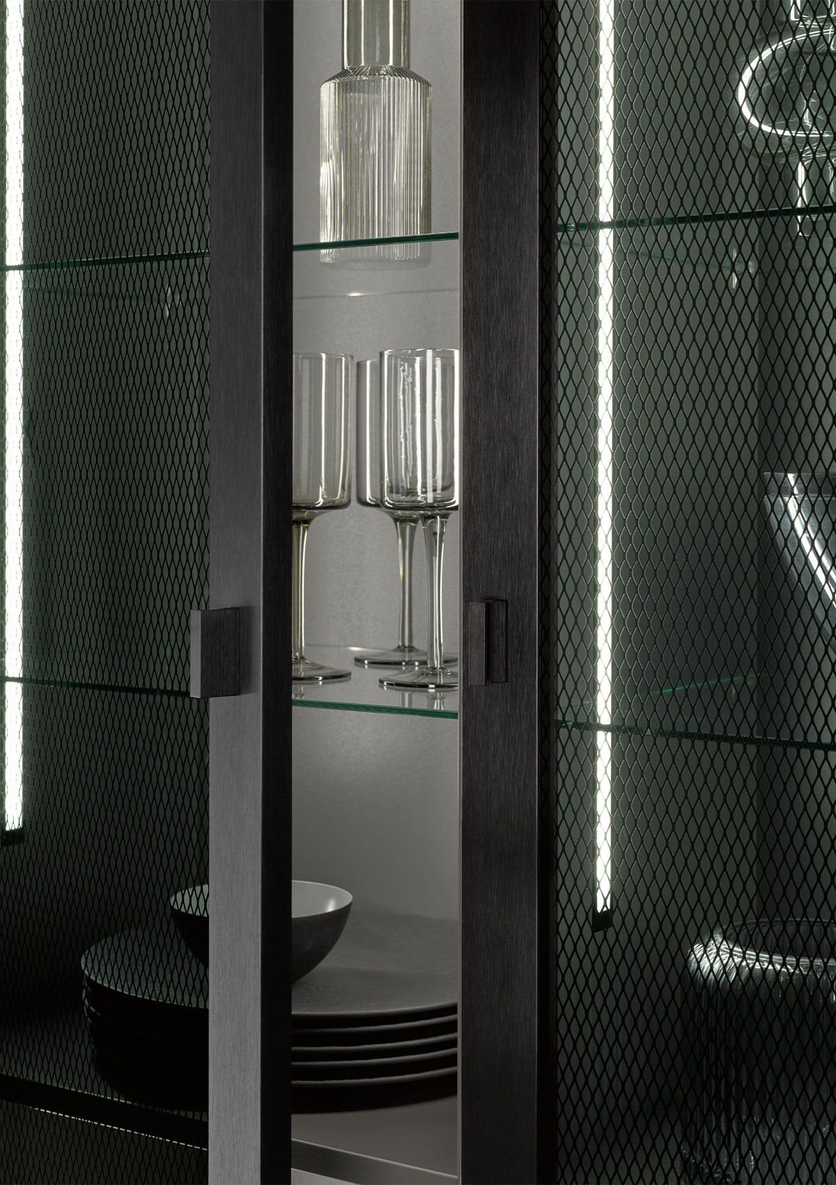 Beleuchtete schwarze Metallgitter-Vitrine von Häcker mit Gläsern und Geschirr