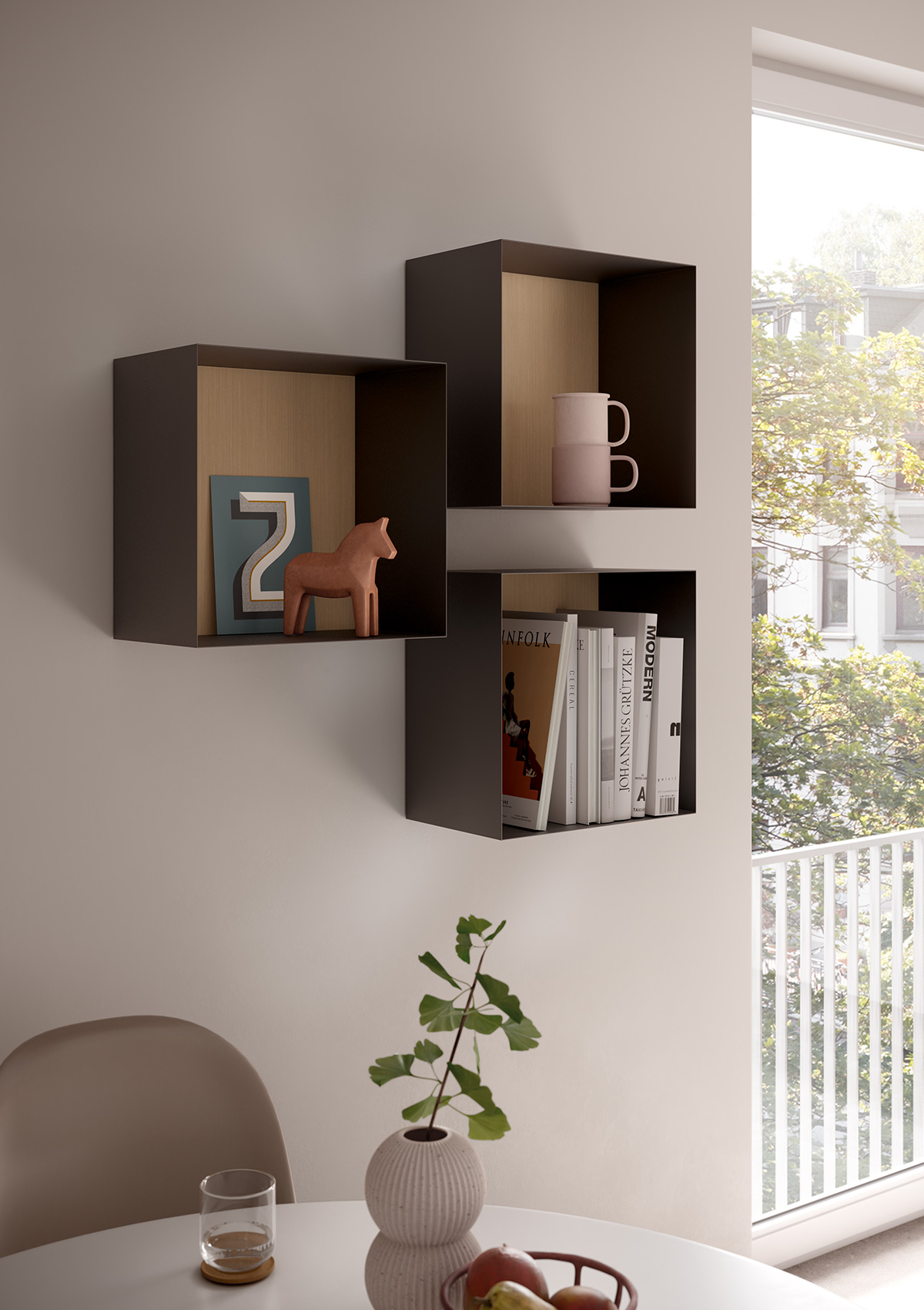 Imagen de estanterías de pared en forma de cubo, con pared trasera de roble fino natural y elementos decorativos