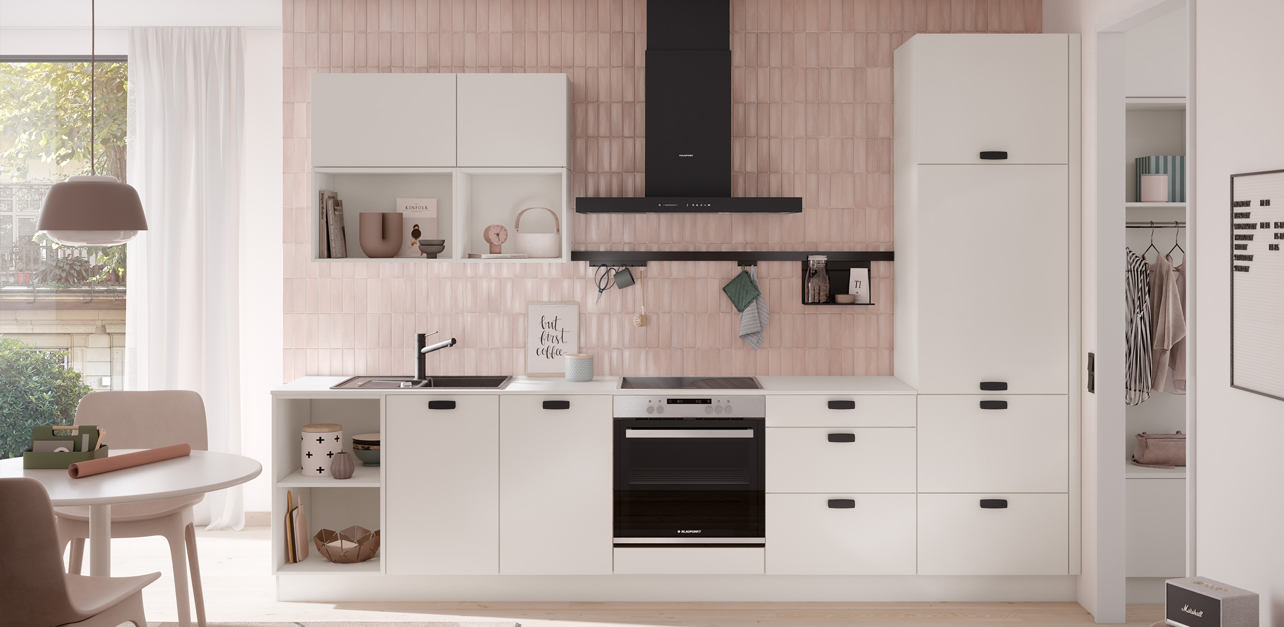 Bild der concept130 TOP SOFT Weiß mit Küchenzeile, Hochschrank, Oberschränken, Dunstabzugshaube, Garderobe und Essgruppe