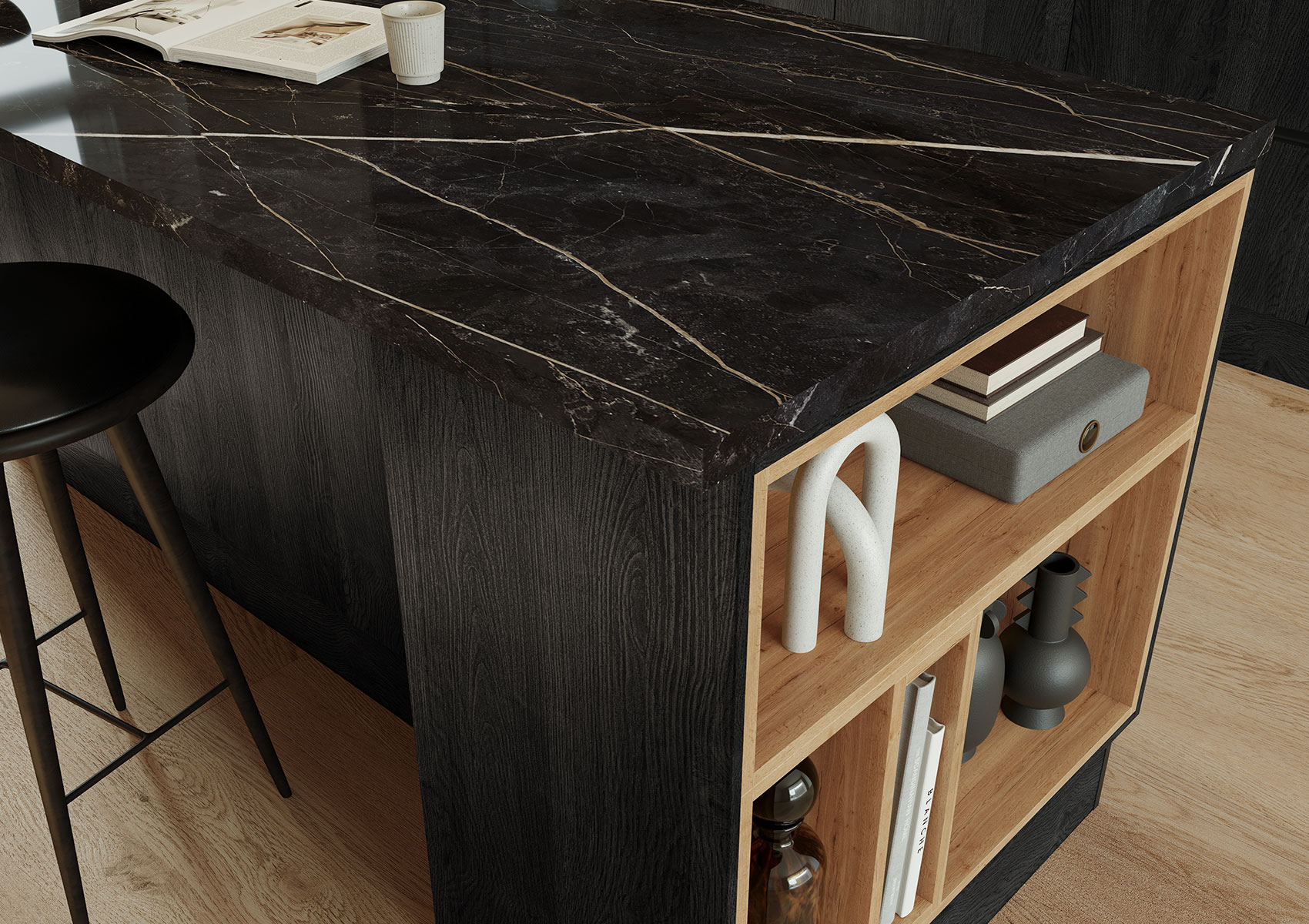 Nahaufnahme der Kücheninsel von schräg oben mit marmorierter Arbeitsplatte mit Barhocker und integriertem Regal