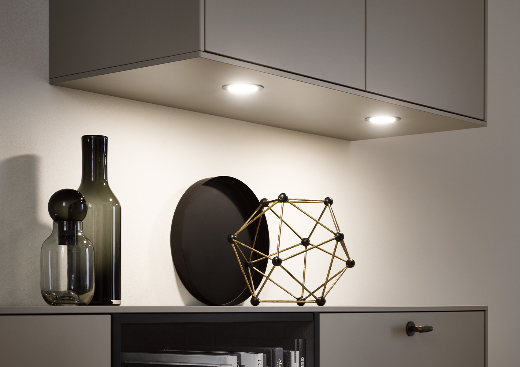Imagen del estante de cristal con LED y apto para smart home