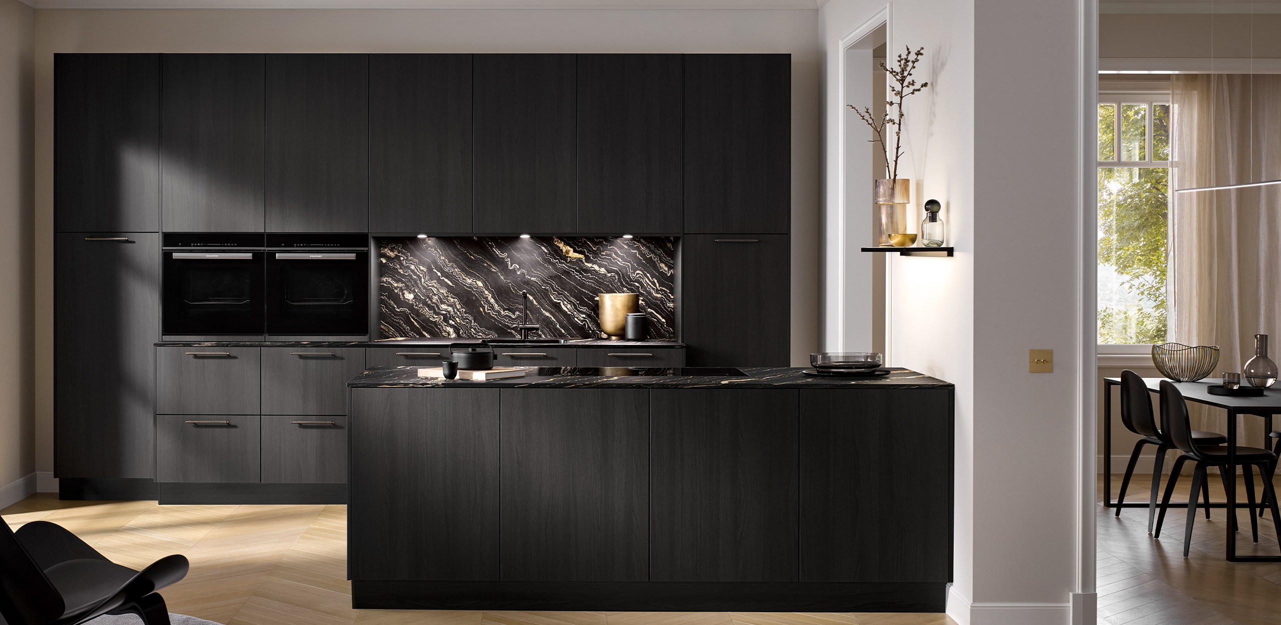 Bild einer dunklen Küche AV 2040 Feineiche-schwarz mit Küchentheke 