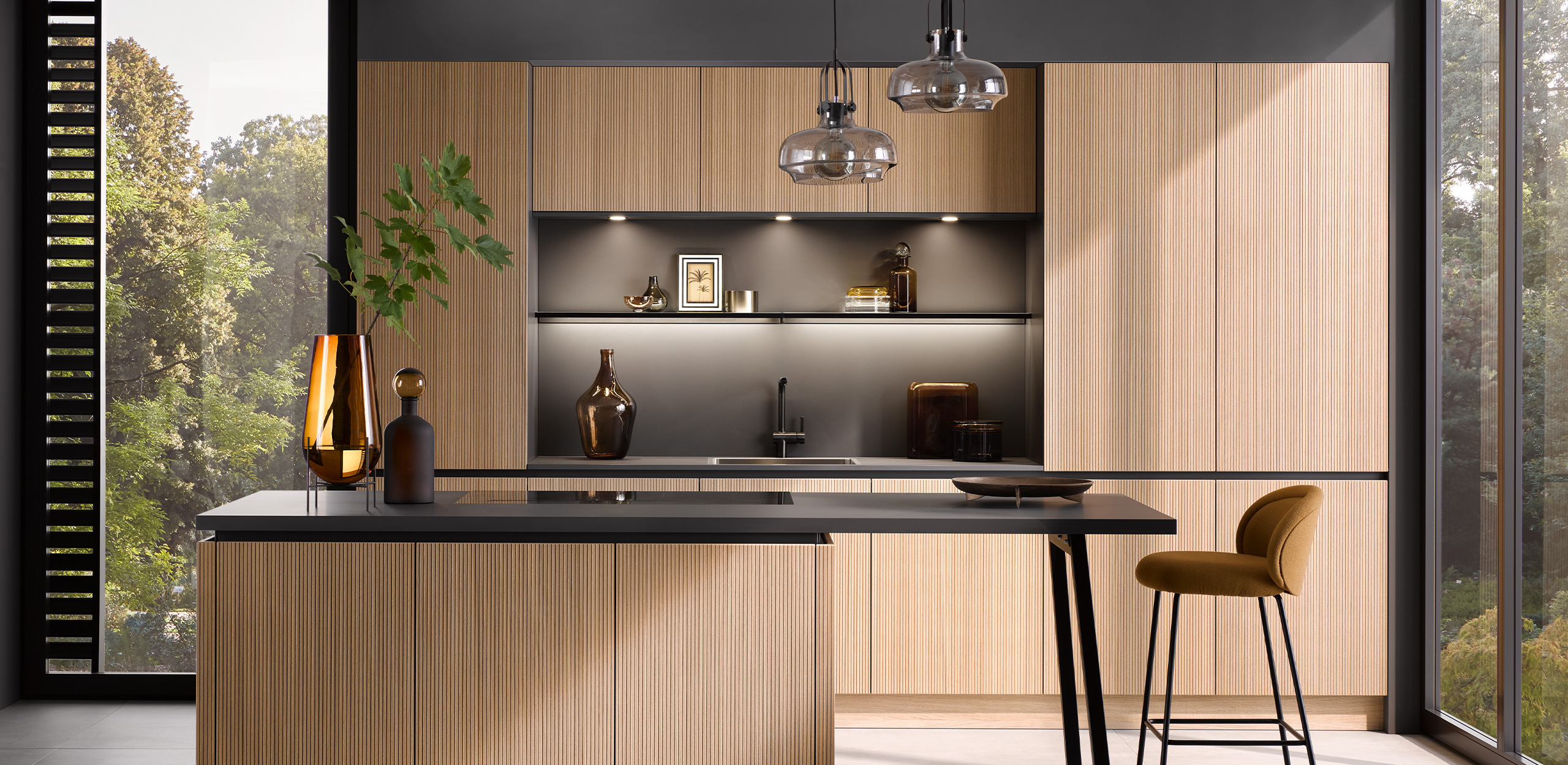 Moderne Küchen mit Bestandteilen aus mattem schwarz und Holzoptik