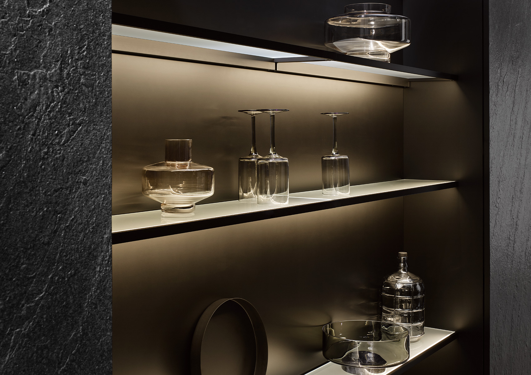 Detailed view of the kitchen splashback with two illuminated shelves and decorative tableware