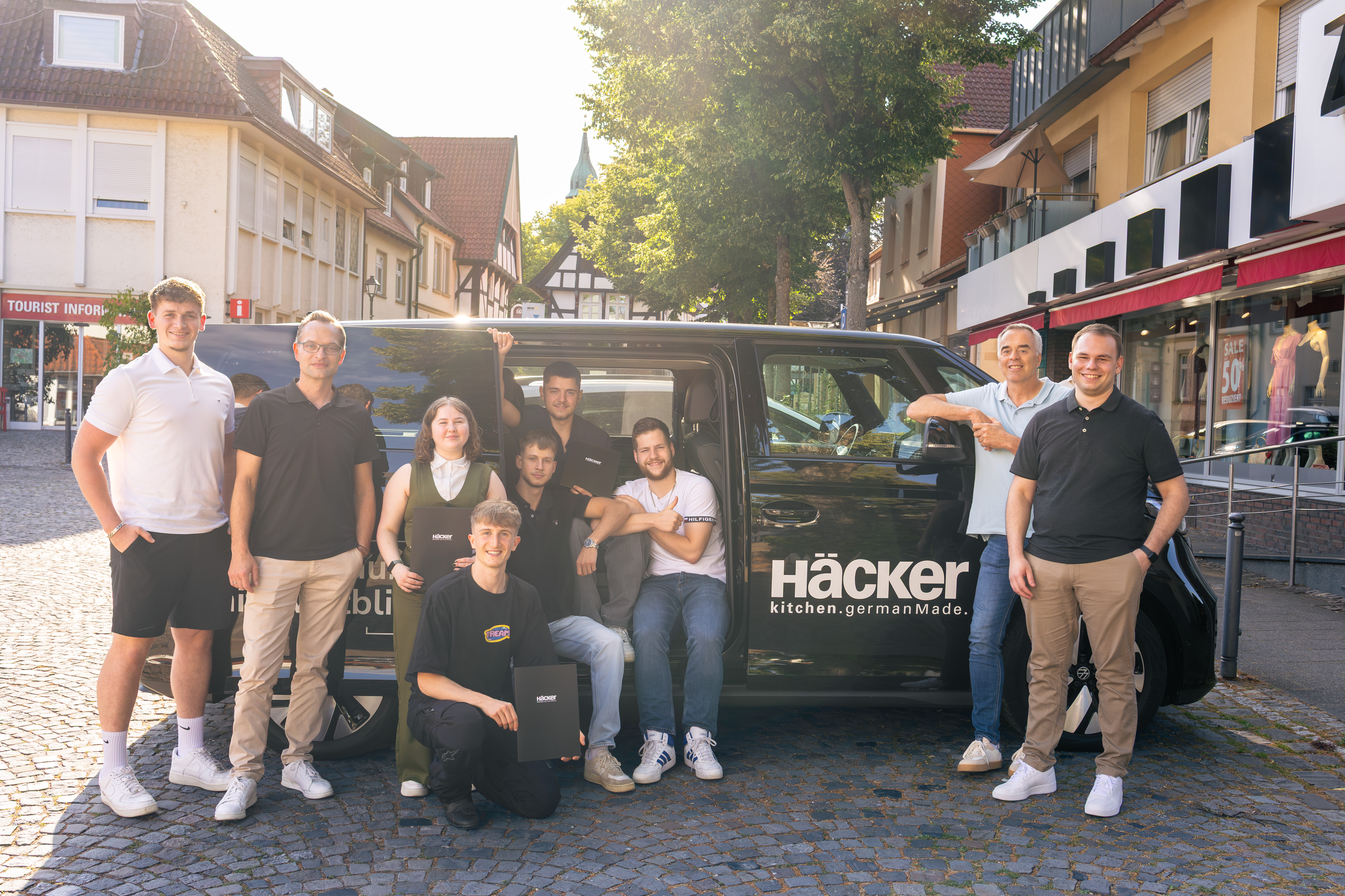 Häckker Absolvent:innen und Ausbilder Häckker Absolvent:innen und Ausbilder