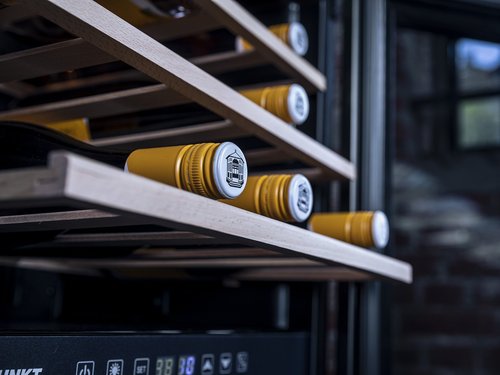 Vista detallada de una vinoteca Blaupunkt con cajones de madera e iluminación interior